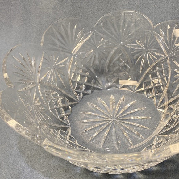 Waterford Crystal Salad Bowl with Scalloped Edging 9- inch Round - Picture 10 of 13